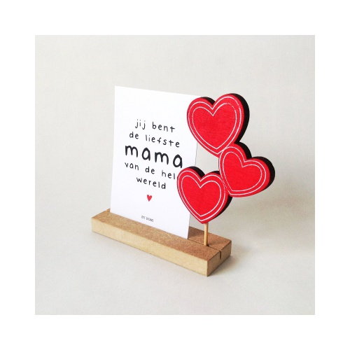 In dit lieve doosje van By Romi zit een mini Memory Shelf, een kaartje en prikker met hartjes. Op de achterzijde van het kaartje kan een lief berichtje geschreven worden.

Afmeting: 8 x 11,5 x 2,5 cm