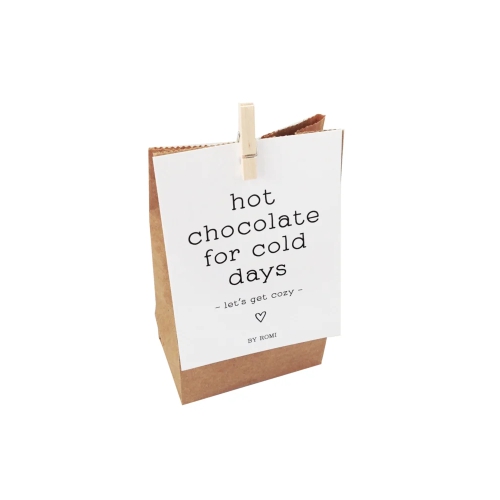 Dit leuke zakje is gevuld met een heerlijke chocolade spoon, hiermee maak je de lekkerste warme chocolademelk, 2 koekjes en een chocolaatje. Op de achterzijde van het kaartje kan een lief berichtje geschreven worden.