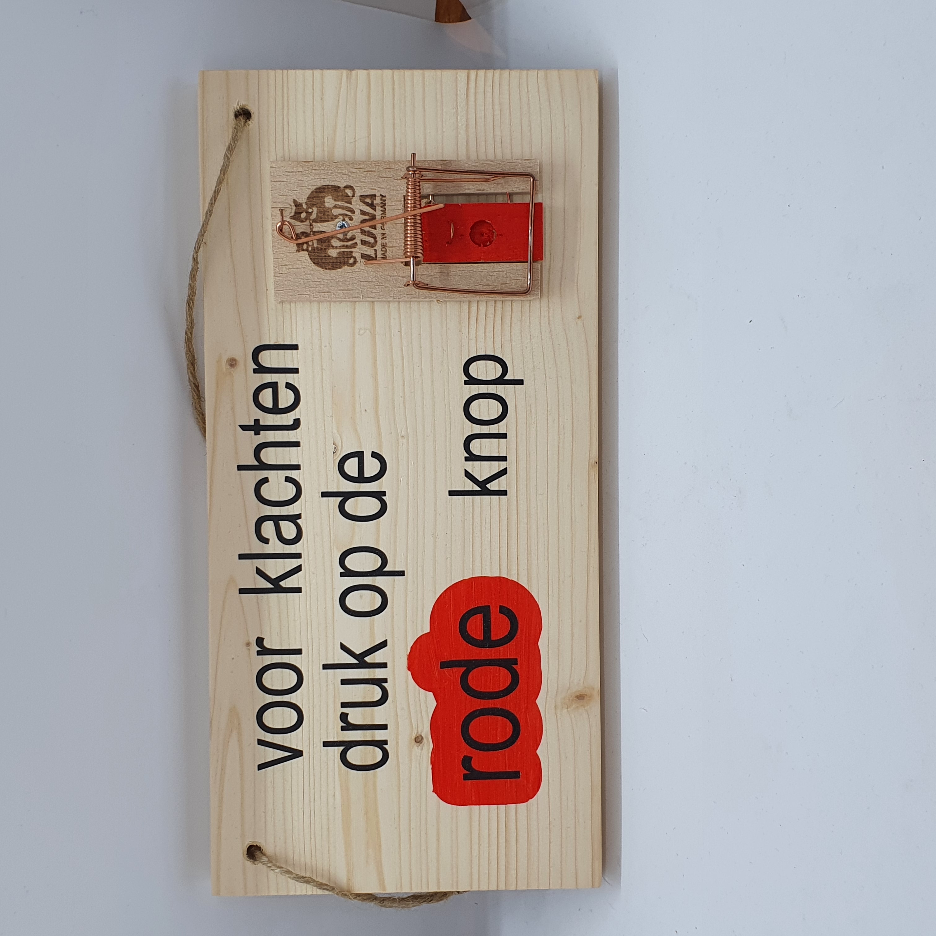 Klaar met klachten? Dit mooie steigerhouten bord met muizenval is de perfecte oplossing!
